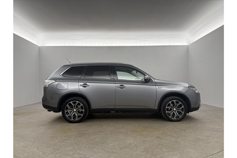 Mitsubishi Outlander 2.0 PHEV Executive Edition Automaat Camera Clima Cruise LED Navigatie 18"LMV