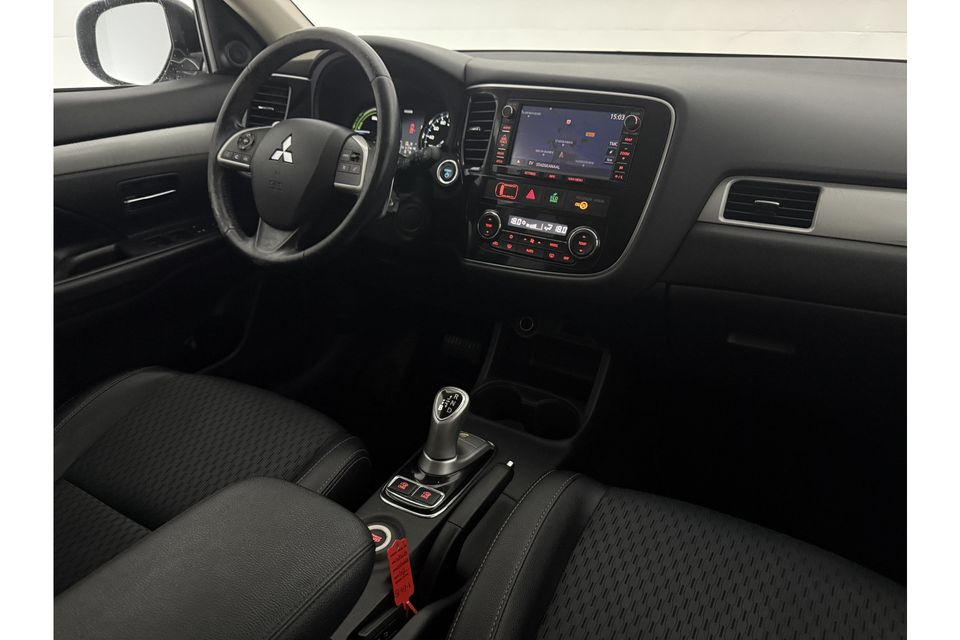 Mitsubishi Outlander 2.0 PHEV Executive Edition Automaat Camera Clima Cruise LED Navigatie 18"LMV