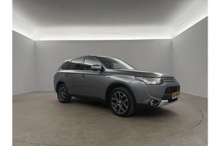 Mitsubishi Outlander 2.0 PHEV Executive Edition Automaat Camera Clima Cruise LED Navigatie 18"LMV