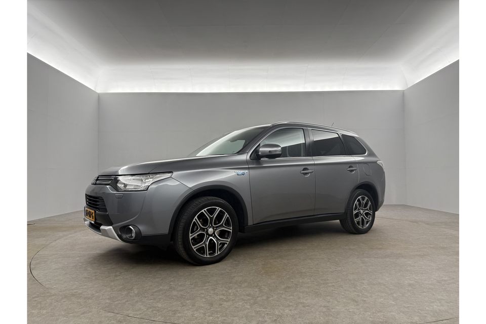 Mitsubishi Outlander 2.0 PHEV Executive Edition Automaat Camera Clima Cruise LED Navigatie 18"LMV