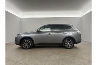 Mitsubishi Outlander 2.0 PHEV Executive Edition Automaat Camera Clima Cruise LED Navigatie 18"LMV