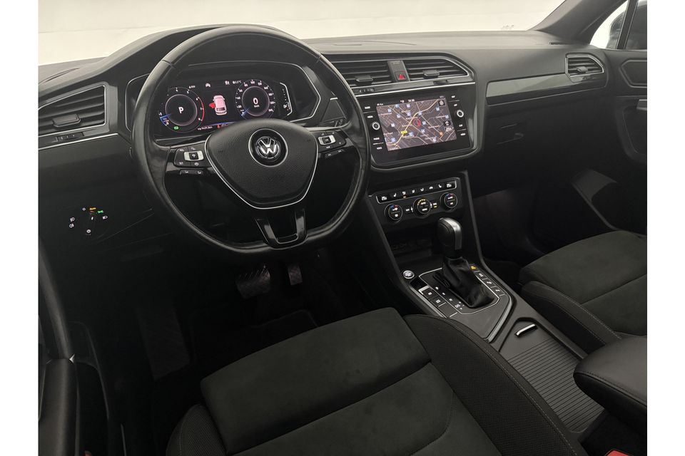 Volkswagen Tiguan 1.5 TSI R-line 150PK DSG | ACC Camera Carplay Pano LED Trekhaak Virtual 19"LMV Navi Massagestoel Stoelverwarming PDC