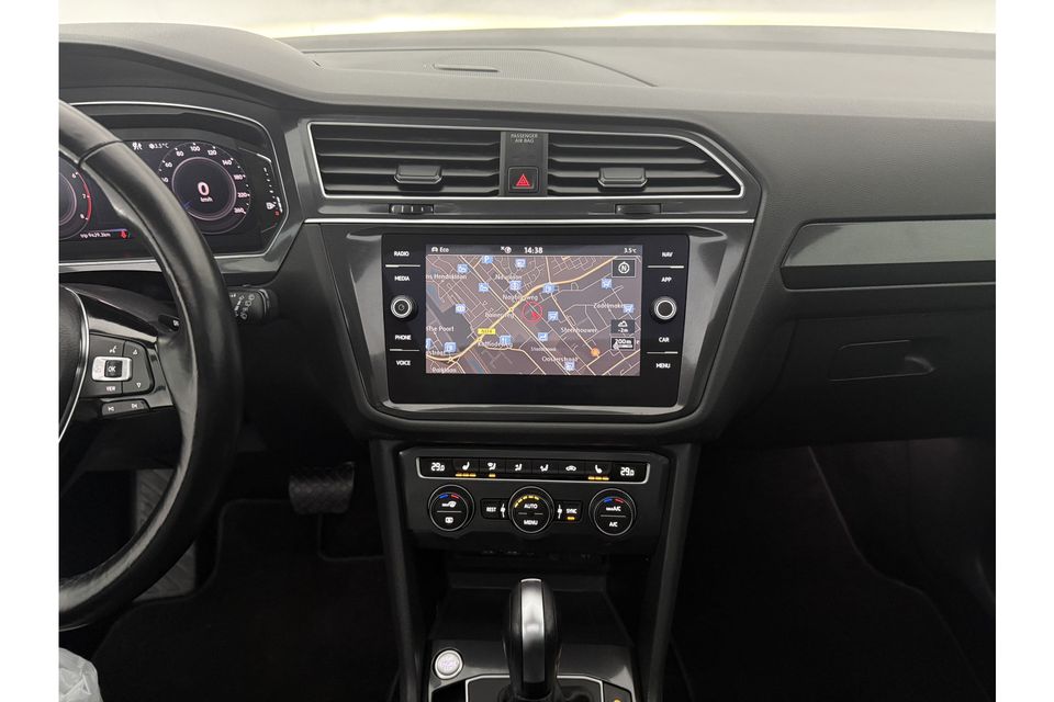 Volkswagen Tiguan 1.5 TSI R-line 150PK DSG | ACC Camera Carplay Pano LED Trekhaak Virtual 19"LMV Navi Massagestoel Stoelverwarming PDC