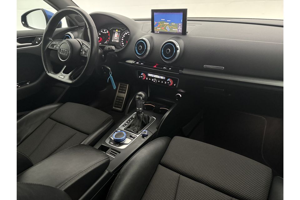 Audi A3 1.5 TFSI S Line Automaat LED Clima Cruise Navigatie Stoelverwarming Parkeersensoren 18"LMV