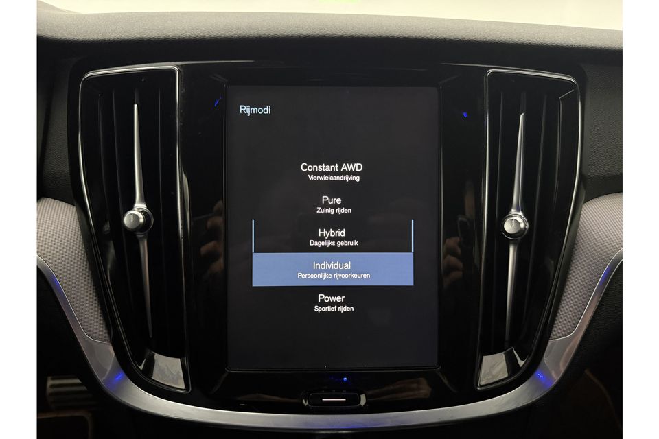 Volvo V60 2.0 T6 Twin Engine AWD R-Design | Harman/Kardon | 342PK Camera LED Carplay Clima Sfeerverl. Memory-Seat Trekhaak Navi Leder Virtual PDC Stoelverwarming 19"LMV