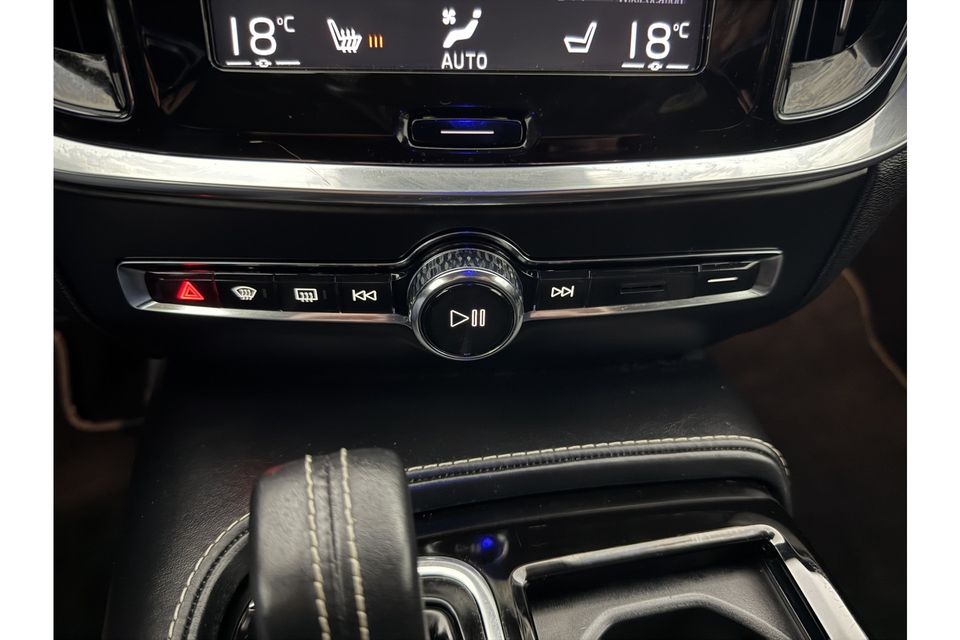 Volvo V60 2.0 T6 Twin Engine AWD R-Design | Harman/Kardon | 342PK Camera LED Carplay Clima Sfeerverl. Memory-Seat Trekhaak Navi Leder Virtual PDC Stoelverwarming 19"LMV