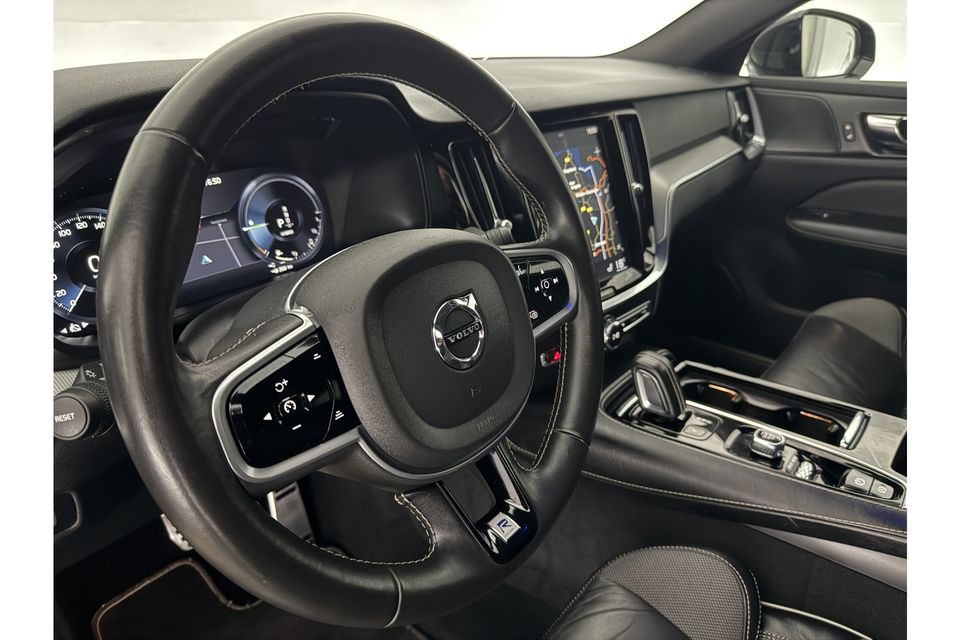 Volvo V60 2.0 T6 Twin Engine AWD R-Design | Harman/Kardon | 342PK Camera LED Carplay Clima Sfeerverl. Memory-Seat Trekhaak Navi Leder Virtual PDC Stoelverwarming 19"LMV