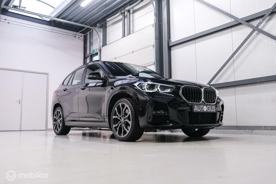 BMW X1 xDrive25e eDrive M Edition 220 pk | Camera | NL auto NAP | DAB | Ambiance | 19 inch | Leder | Sportline |