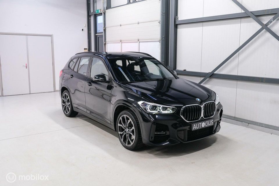 BMW X1 xDrive25e eDrive M Edition 220 pk | Camera | NL auto NAP | DAB | Ambiance | 19 inch | Leder | Sportline |