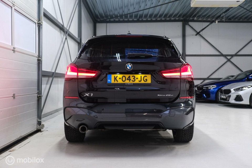 BMW X1 xDrive25e eDrive M Edition 220 pk | Camera | NL auto NAP | DAB | Ambiance | 19 inch | Leder | Sportline |