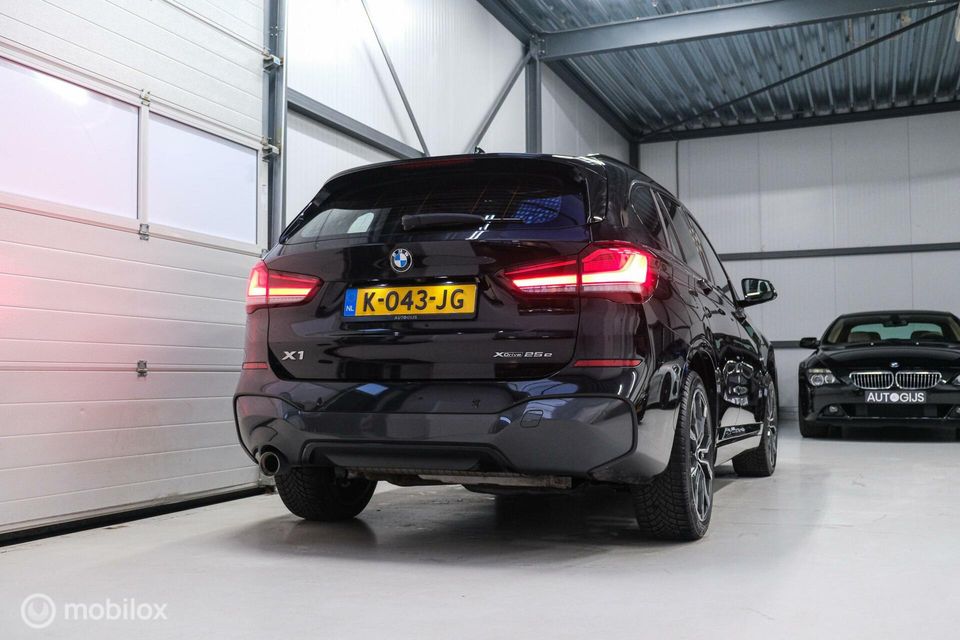 BMW X1 xDrive25e eDrive M Edition 220 pk | Camera | NL auto NAP | DAB | Ambiance | 19 inch | Leder | Sportline |