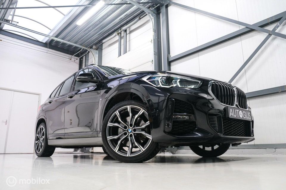 BMW X1 xDrive25e eDrive M Edition 220 pk | Camera | NL auto NAP | DAB | Ambiance | 19 inch | Leder | Sportline |