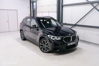 BMW X1 xDrive25e eDrive M Edition 220 pk | Camera | NL auto NAP | DAB | Ambiance | 19 inch | Leder | Sportline |