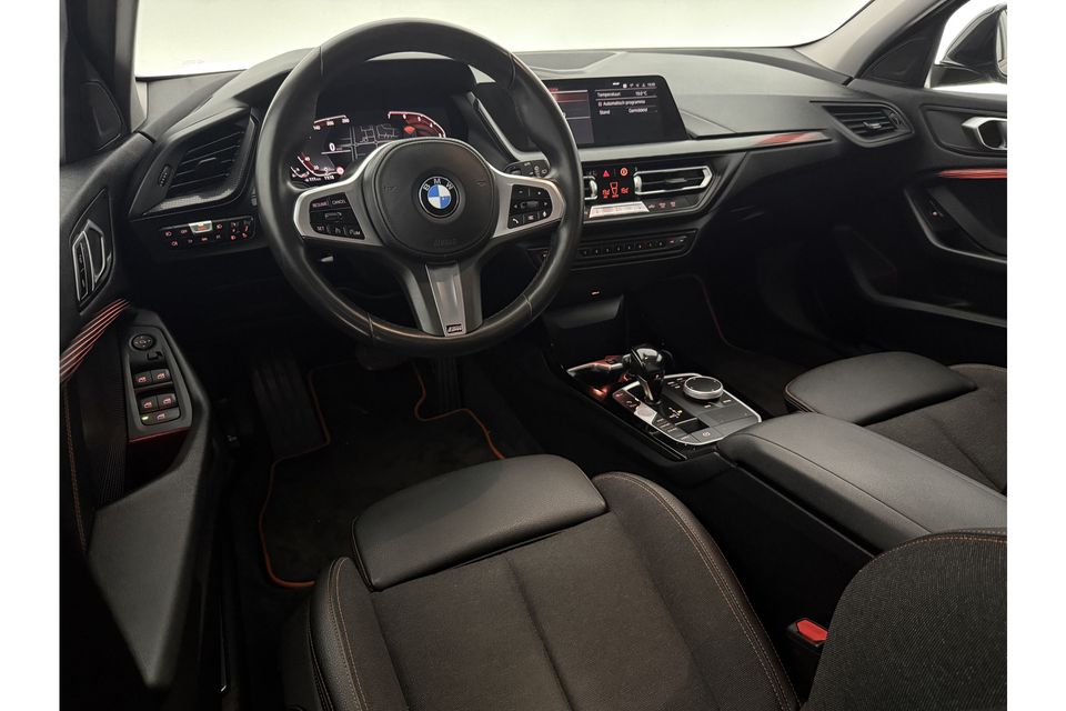 BMW 1-serie 118i Black Edition 141PK Sfeerverl. Carplay Virtual Cruise Clima PDC Navi LED 17"LMV