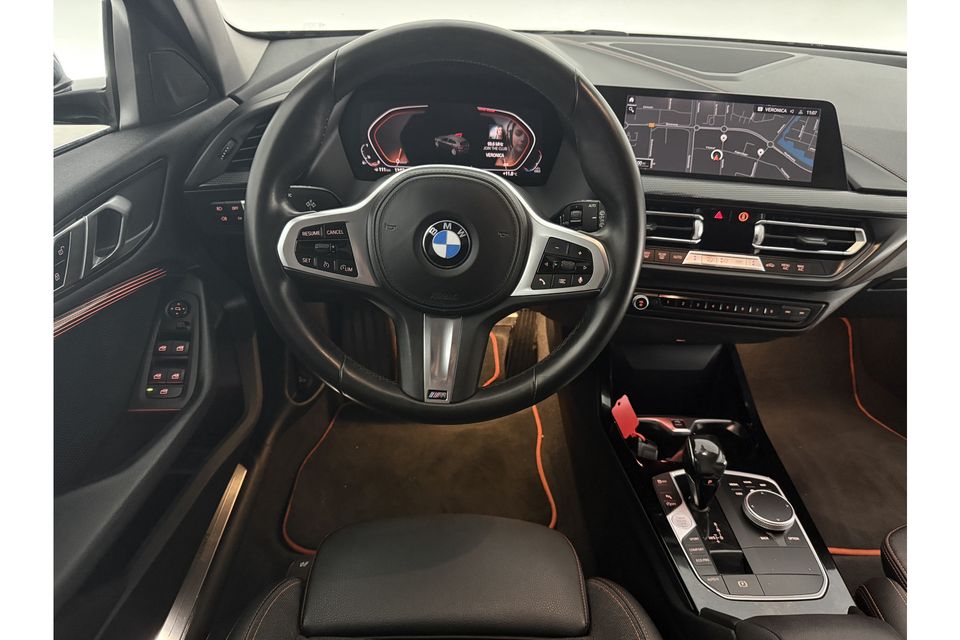 BMW 1-serie 118i Black Edition 141PK Sfeerverl. Carplay Virtual Cruise Clima PDC Navi LED 17"LMV