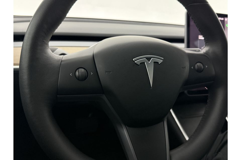 Tesla Model 3 RWD Plus 60 kWh 238PK Elektrisch 360Camera Autopilot LED Cruise Clima Navi Stoelverwarming Pano-View Memory Seats Leder PDC 18"LMV