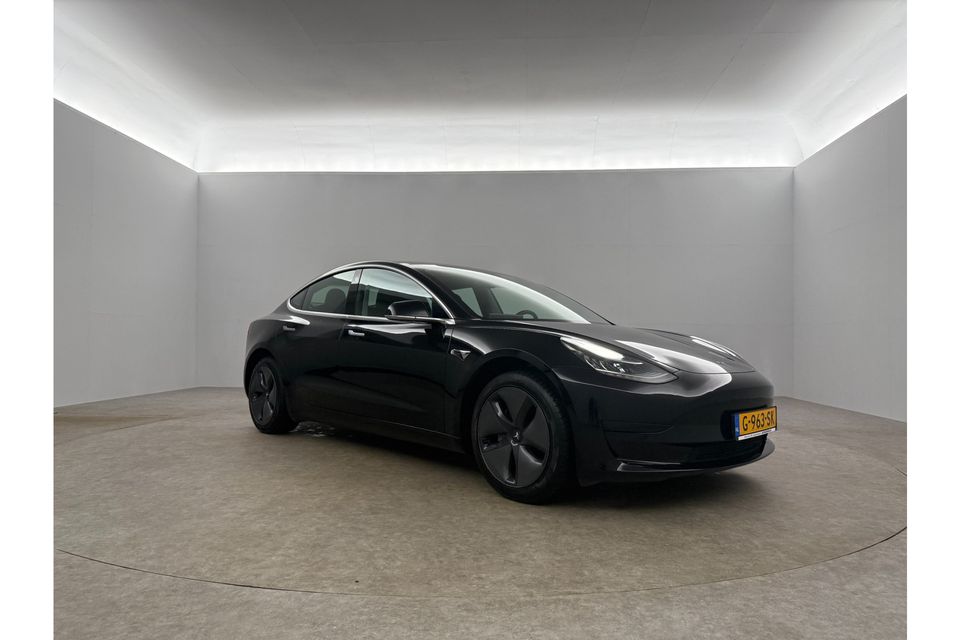 Tesla Model 3 RWD Plus 60 kWh 238PK Elektrisch 360Camera Autopilot LED Cruise Clima Navi Stoelverwarming Pano-View Memory Seats Leder PDC 18"LMV