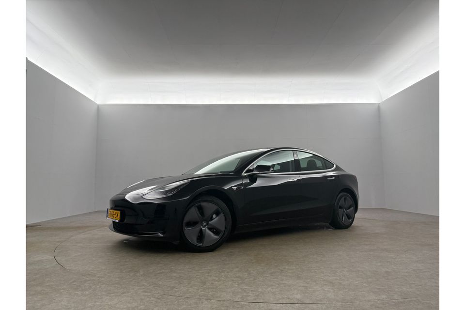 Tesla Model 3 RWD Plus 60 kWh 238PK Elektrisch 360Camera Autopilot LED Cruise Clima Navi Stoelverwarming Pano-View Memory Seats Leder PDC 18"LMV