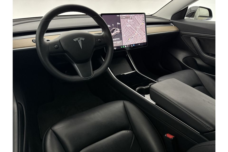 Tesla Model 3 RWD Plus 60 kWh 238PK Elektrisch 360Camera Autopilot LED Cruise Clima Navi Stoelverwarming Pano-View Memory Seats Leder PDC 18"LMV