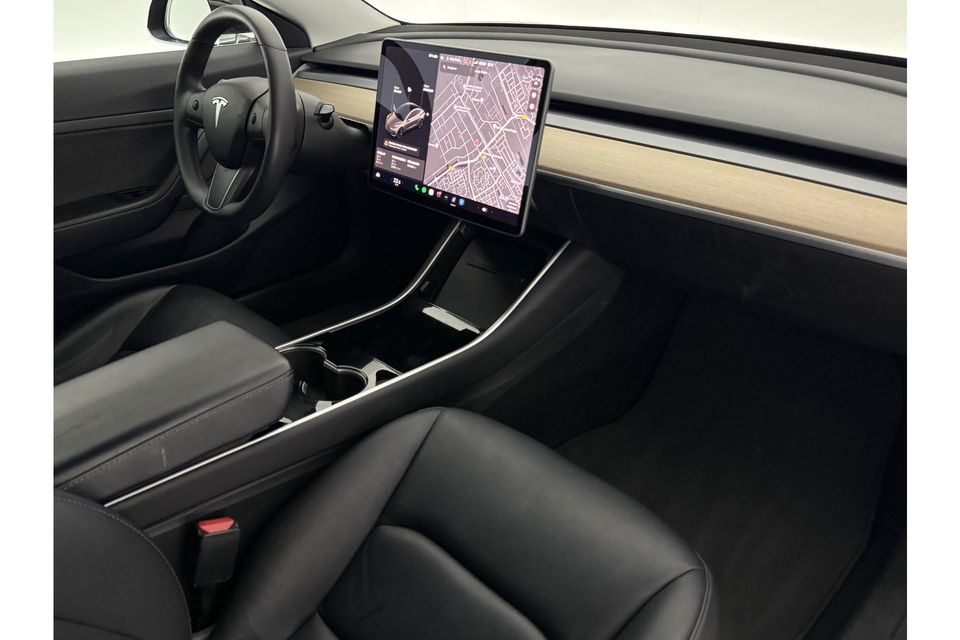 Tesla Model 3 RWD Plus 60 kWh 238PK Elektrisch 360Camera Autopilot LED Cruise Clima Navi Stoelverwarming Pano-View Memory Seats Leder PDC 18"LMV