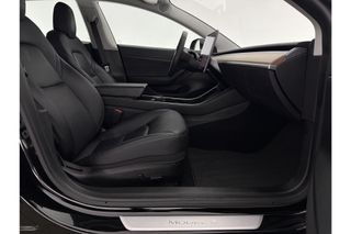 Tesla Model 3 RWD Plus 60 kWh 238PK Elektrisch 360Camera Autopilot LED Cruise Clima Navi Stoelverwarming Pano-View Memory Seats Leder PDC 18"LMV