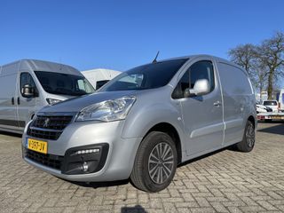 Peugeot Partner 120 1.6 BlueHDi 100 L1 Premium Pack S&S / vaste prijs rijklaar € 9950 ex btw / lease vanaf € 183 / airco / cruise / navi / achteruit rijcamera / 3 zits / zilver metallic !