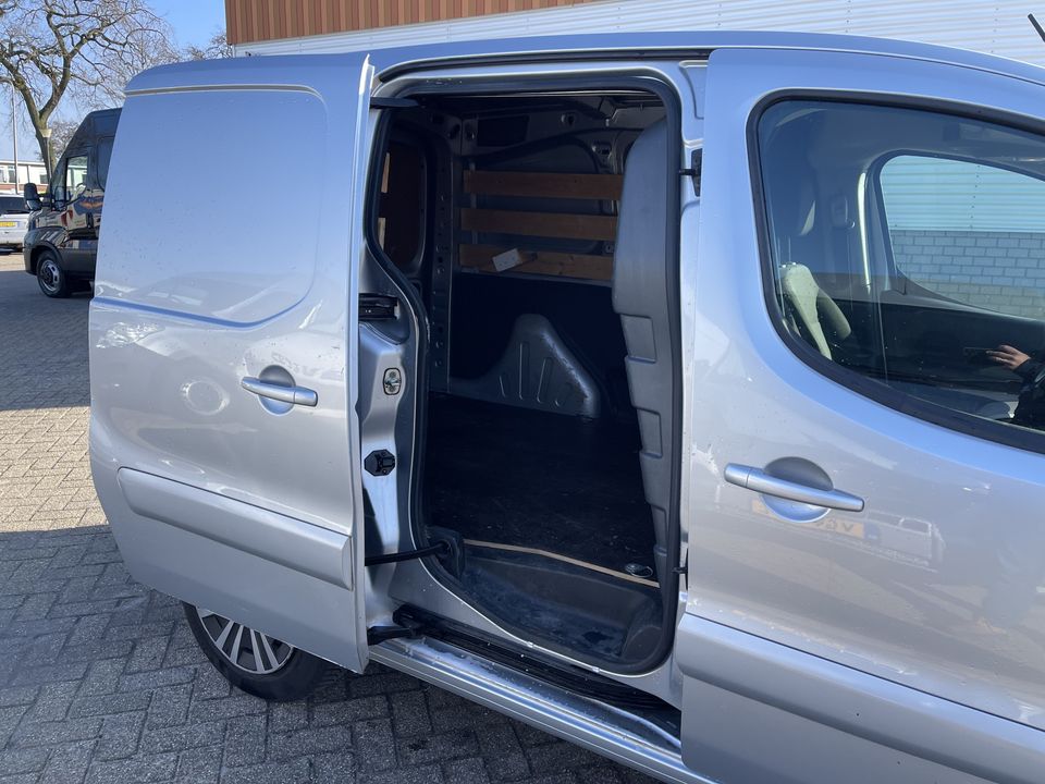 Peugeot Partner 120 1.6 BlueHDi 100 L1 Premium Pack S&S / vaste prijs rijklaar € 9950 ex btw / lease vanaf € 183 / airco / cruise / navi / achteruit rijcamera / 3 zits / zilver metallic !