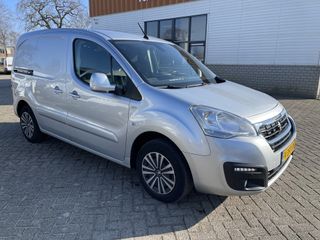 Peugeot Partner 120 1.6 BlueHDi 100 L1 Premium Pack S&S / vaste prijs rijklaar € 9950 ex btw / lease vanaf € 183 / airco / cruise / navi / achteruit rijcamera / 3 zits / zilver metallic !