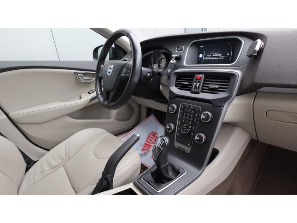 Volvo V40 1.6 D2 Momentum | Led | Leder Interieur | PDC | VERKOCHT