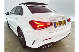 Mercedes-Benz A-Klasse 250 e AMG Limited 262PK Automaat LED Pano Sfeerverl. Camera Cruise Clima Navi Stoelverwarming Virtual Memory-Seat PDC 18"LMV