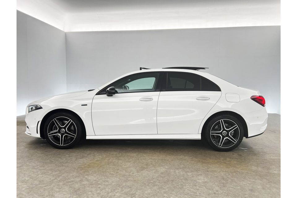 Mercedes-Benz A-Klasse 250 e AMG Limited 262PK Automaat LED Pano Sfeerverl. Camera Cruise Clima Navi Stoelverwarming Virtual Memory-Seat PDC 18"LMV