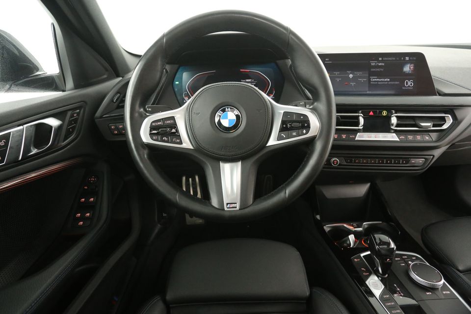 BMW 1-serie 118i M-Sport 141PK  Pano Carplay Sfeerver. Virtual LED Clima Camera Cruise Navi Memory-Seat PDC 17"LMV