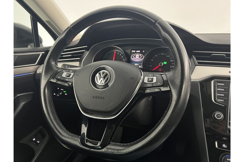 Volkswagen Passat 1.4 TSI GTE 231PK DSG LED Camera Cruise Clima Carplay Navigatie 17"LMV