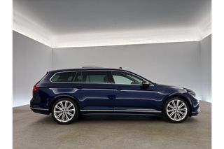 Volkswagen Passat 1.5 TSI Highline R-line DSG 150PK Pano LED ACC Camera Clima Carplay Virtual Trekhaak Stoelverwarming Leder 19"LMV DAB+ Navi PDC