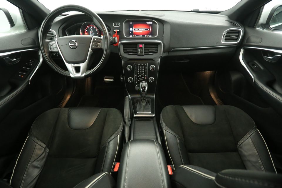 Volvo V40 1.5 T3 Polar+ R-Design 153PK LED Camera Cruise Harman/Kardon Clima Trekhaak Pano-View Navi PDC Stoelverwarming