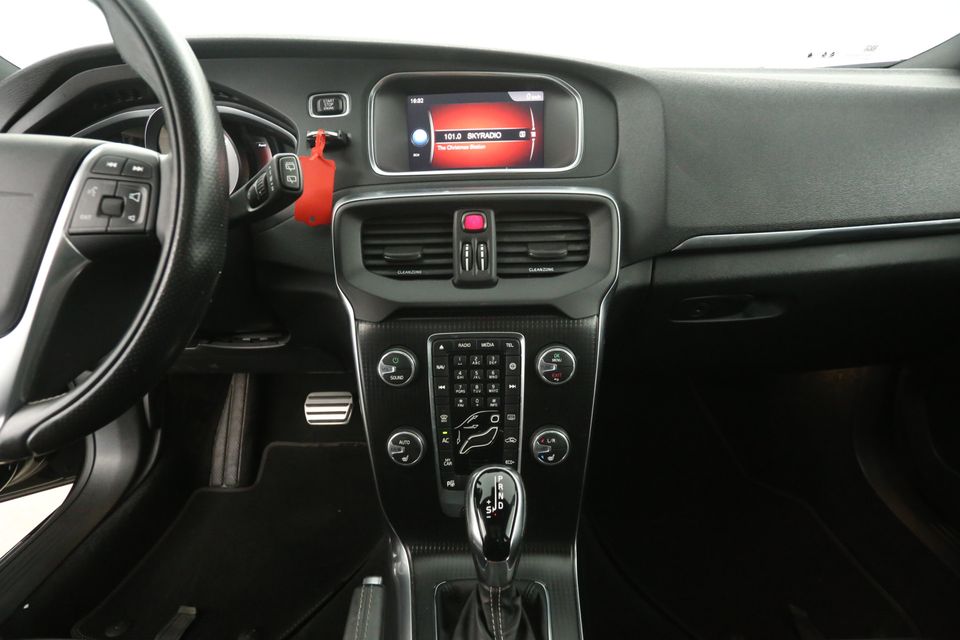 Volvo V40 1.5 T3 Polar+ R-Design 153PK LED Camera Cruise Harman/Kardon Clima Trekhaak Pano-View Navi PDC Stoelverwarming