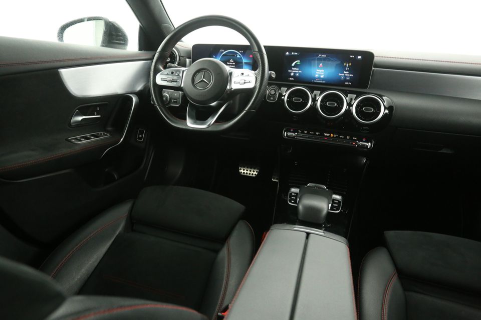 Mercedes-Benz CLA-Klasse 180 AMG Camera LED Virtual Trekhaak Clima Cruise Navi PDC 18"LMV