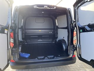 Ford Transit Custom 340 2.0 TDCI L2H1 Trend DC 6 persoons / NIEUW / bpm vrij / rijklaar € 40.950 ex btw / lease vanaf € 733 / direct leverbaar / airco / cruise / apple carplay / camera / magnetic grey metallic