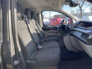 Ford Transit Custom 340 2.0 TDCI L2H1 Trend DC 6 persoons / NIEUW / bpm vrij / rijklaar € 40.950 ex btw / lease vanaf € 733 / direct leverbaar / airco / cruise / apple carplay / camera / magnetic grey metallic