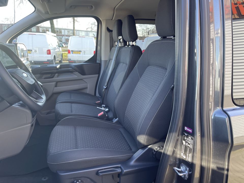 Ford Transit Custom 340 2.0 TDCI L2H1 Trend DC 6 persoons / NIEUW / bpm vrij / rijklaar € 40.950 ex btw / lease vanaf € 733 / direct leverbaar / airco / cruise / apple carplay / camera / magnetic grey metallic