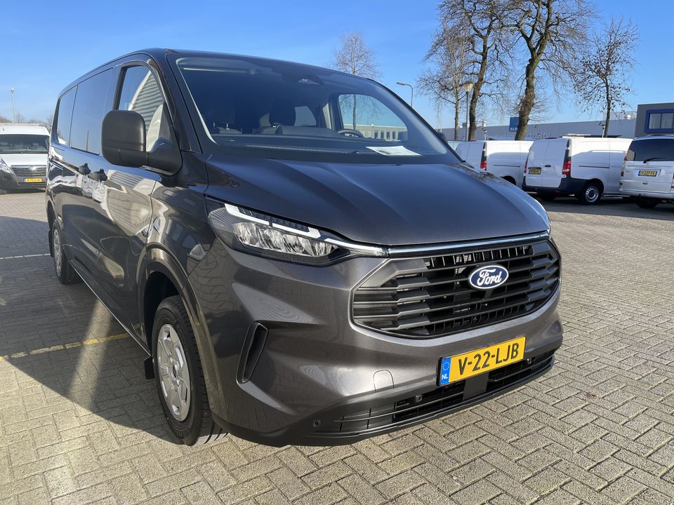 Ford Transit Custom 340 2.0 TDCI L2H1 Trend DC 6 persoons / NIEUW / bpm vrij / rijklaar € 40.950 ex btw / lease vanaf € 733 / direct leverbaar / airco / cruise / apple carplay / camera / magnetic grey metallic