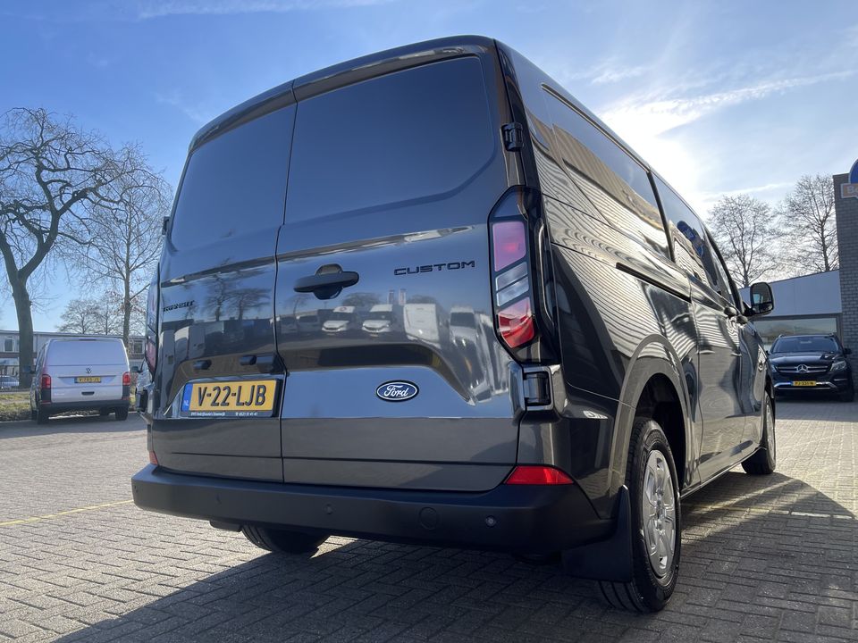 Ford Transit Custom 340 2.0 TDCI L2H1 Trend DC 6 persoons / NIEUW / bpm vrij / rijklaar € 40.950 ex btw / lease vanaf € 733 / direct leverbaar / airco / cruise / apple carplay / camera / magnetic grey metallic