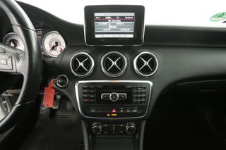 Mercedes-Benz A-Klasse 180 AMG Airco Navigatie Parkeersensoren Stoelverwarming 17"LMV