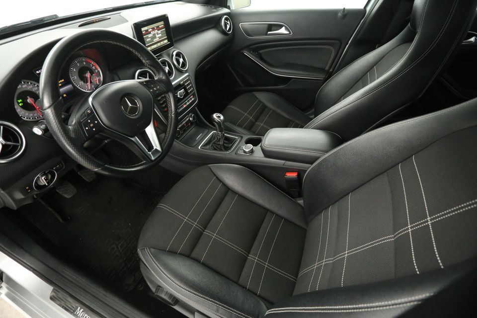 Mercedes-Benz A-Klasse 180 AMG Airco Navigatie Parkeersensoren Stoelverwarming 17"LMV