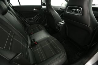 Mercedes-Benz A-Klasse 180 AMG Airco Navigatie Parkeersensoren Stoelverwarming 17"LMV