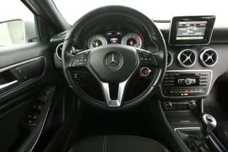 Mercedes-Benz A-Klasse 180 AMG Airco Navigatie Parkeersensoren Stoelverwarming 17"LMV