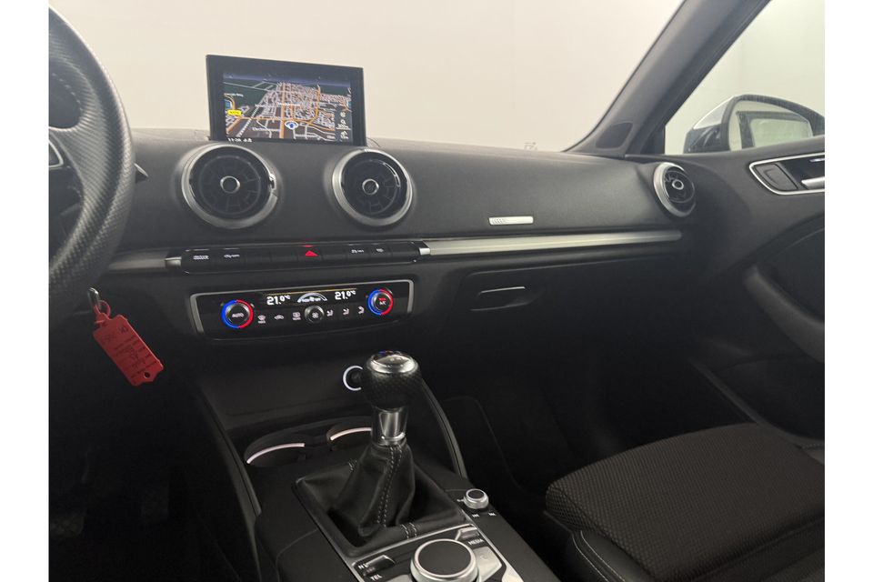 Audi A3 1.0 TFSI S-line LED Cruise Clima Navigatie Bluetooth Parkeersensoren 18''LMV