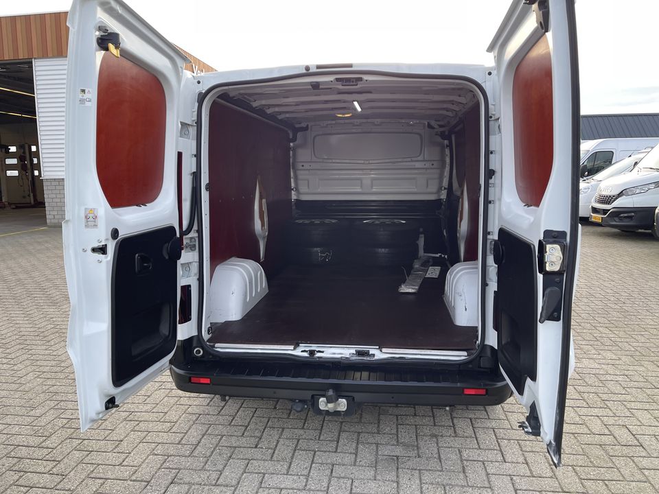 Renault Trafic 2.0 dCi 120pk T29 L2H1 Comfort / vaste prijs rijklaar € 20.950 ex btw / lease vanaf € 375 / 17 inch velgen / trekhaak / airco / cruise / camera / navi / euro 6 diesel