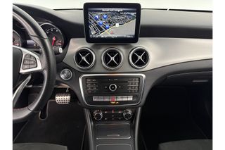 Mercedes-Benz CLA-Klasse 180 AMG Automaat Airco Cruise Camera Navigatie LED Stoelverwarming 18"LMV PDC