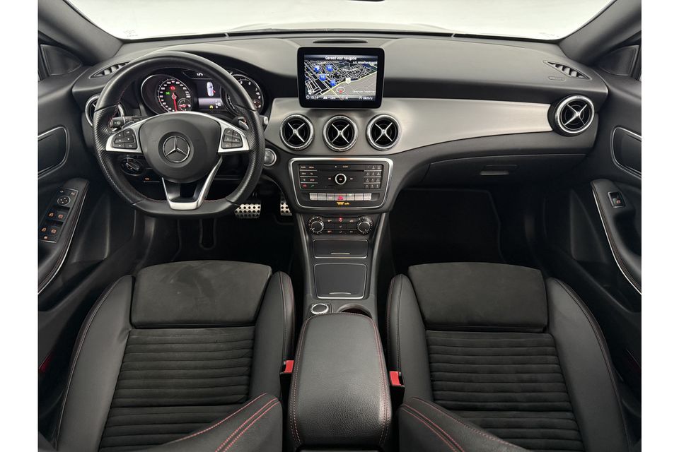 Mercedes-Benz CLA-Klasse 180 AMG Automaat Airco Cruise Camera Navigatie LED Stoelverwarming 18"LMV PDC